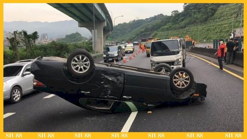 Nằm mơ thấy ô tô bị lật đánh con gì?
